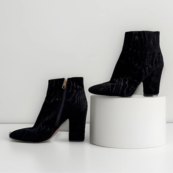 Louise et Cie Black Velvet Booties SZ 8.5 Zebra Texture Boots Dressy Mob Wife - Picture 1 of 7